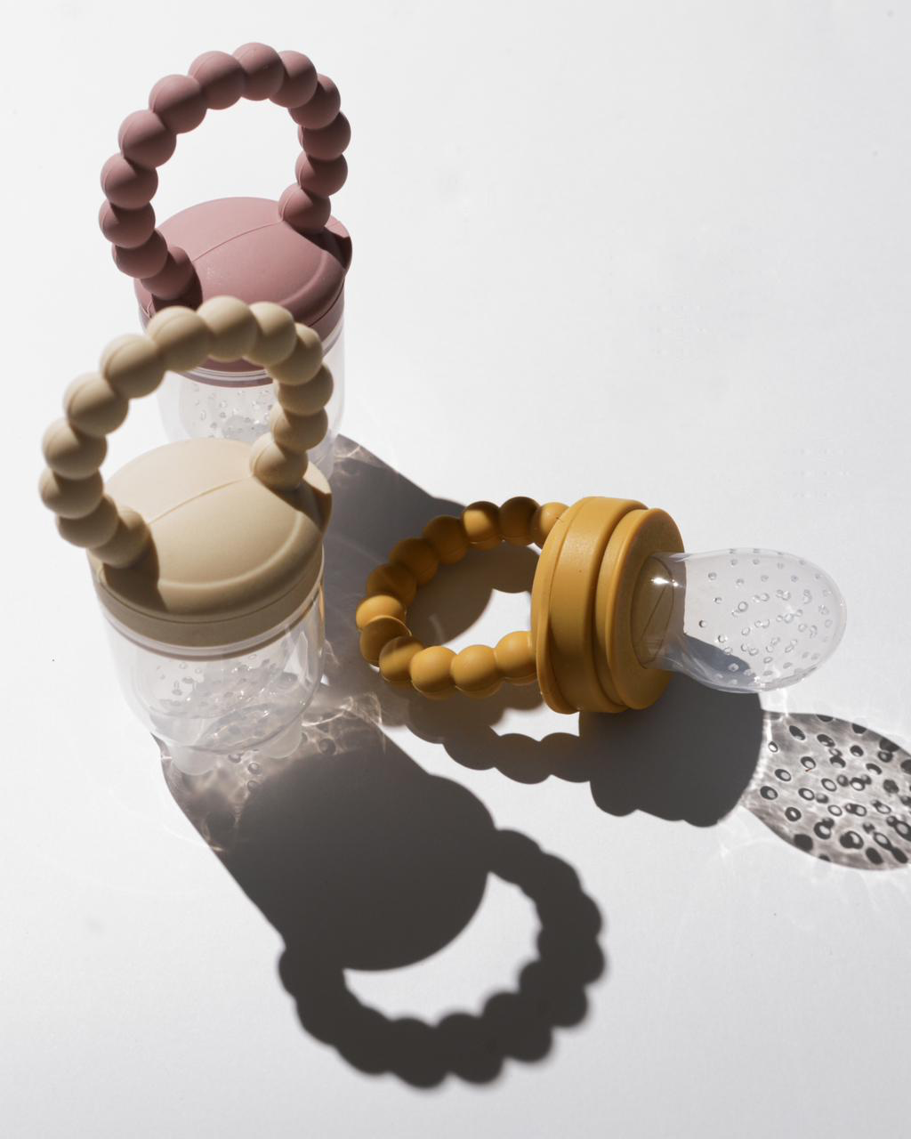 عضاضة سيليكون مع قالب ثلج.