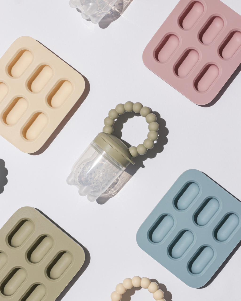 عضاضة سيليكون مع قالب ثلج.